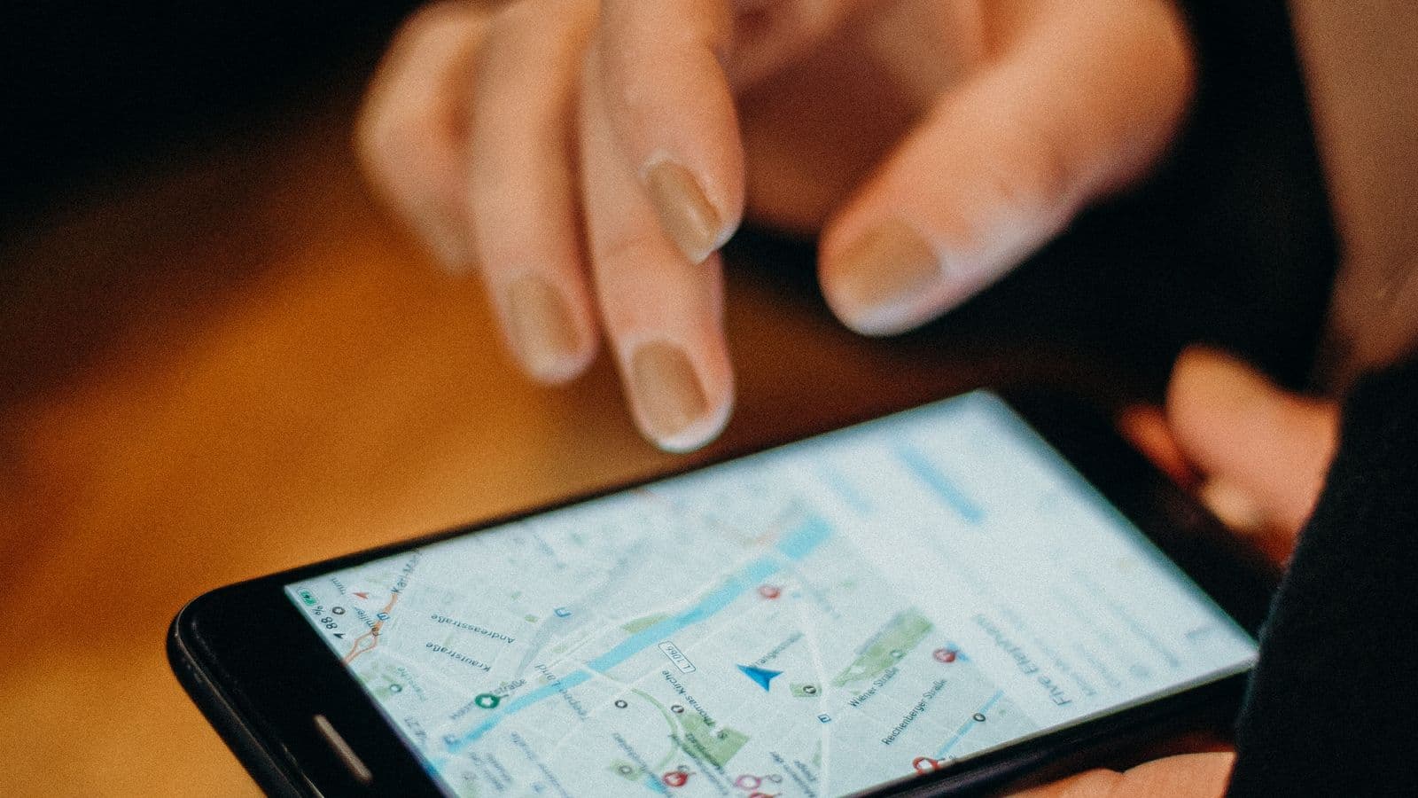 Pessoa usando o celular para consultar um mapa com negócios locais próximos